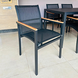 Cadeira em aluminio e tela sling com detalhe de madeira no braço em uma varanda gourmet