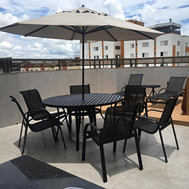Mesa em Aluminio e Cadeiras em Tela Sling Com Ombrelone em uma Sacada