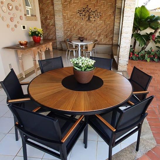 Conjunto de Mesa em Madeira e 6 Cadeiras