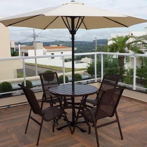 Mesa Ripada Em Alumínio e Cadeiras em Tela Sling